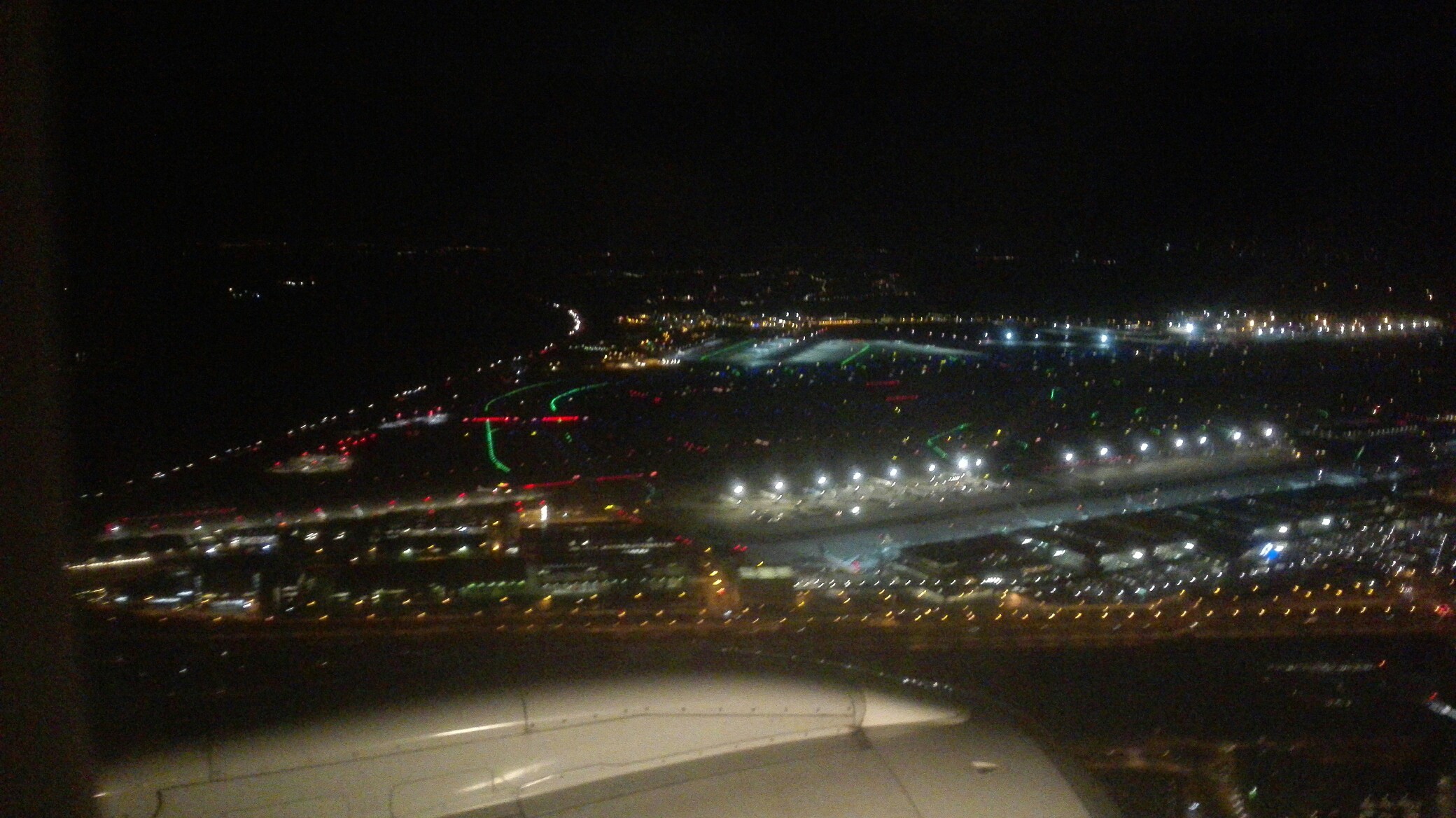 Überflogene Stadt bei Nacht