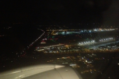 Überflogene Stadt bei Nacht