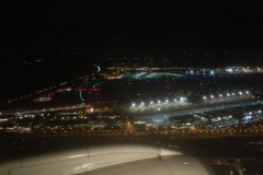 Überflogene Stadt bei Nacht