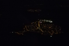 Überflogene Stadt bei Nacht