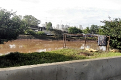 Ein völlig verdreckter Fluss in Sao Paulo