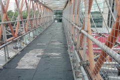 Ein (Provisorische?) Ersatzbrücke, sieht ziemlich wacklig aus und macht auch bei Benutzung keinen unbedingt vertrauenswürdigen Eindruck, hat ber gehalten ^^