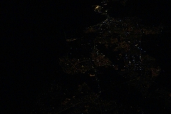 Überflogene Stadt bei Nacht